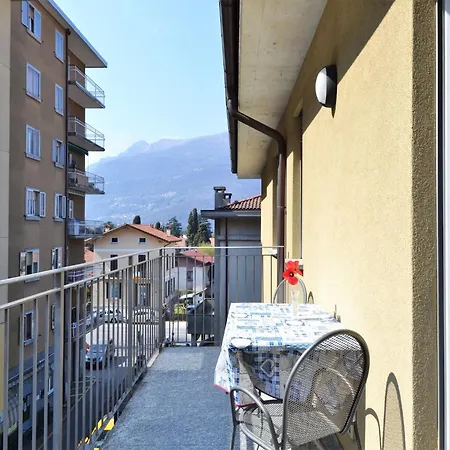 Snug In With Balcony Or Terrace Daire Dervio