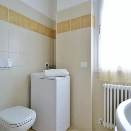 Snug In With Balcony Or Terrace Daire Dervio